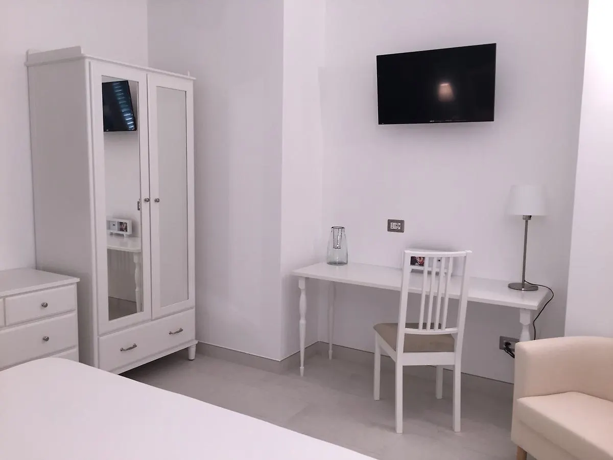 Isola Charm B&B - A Historic Villa Near Punta Del Pero Beach Syracuse 2*,