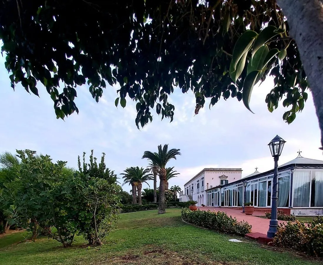 Isola Charm B&B - A Historic Villa Near Punta Del Pero Beach Syracuse 2*,