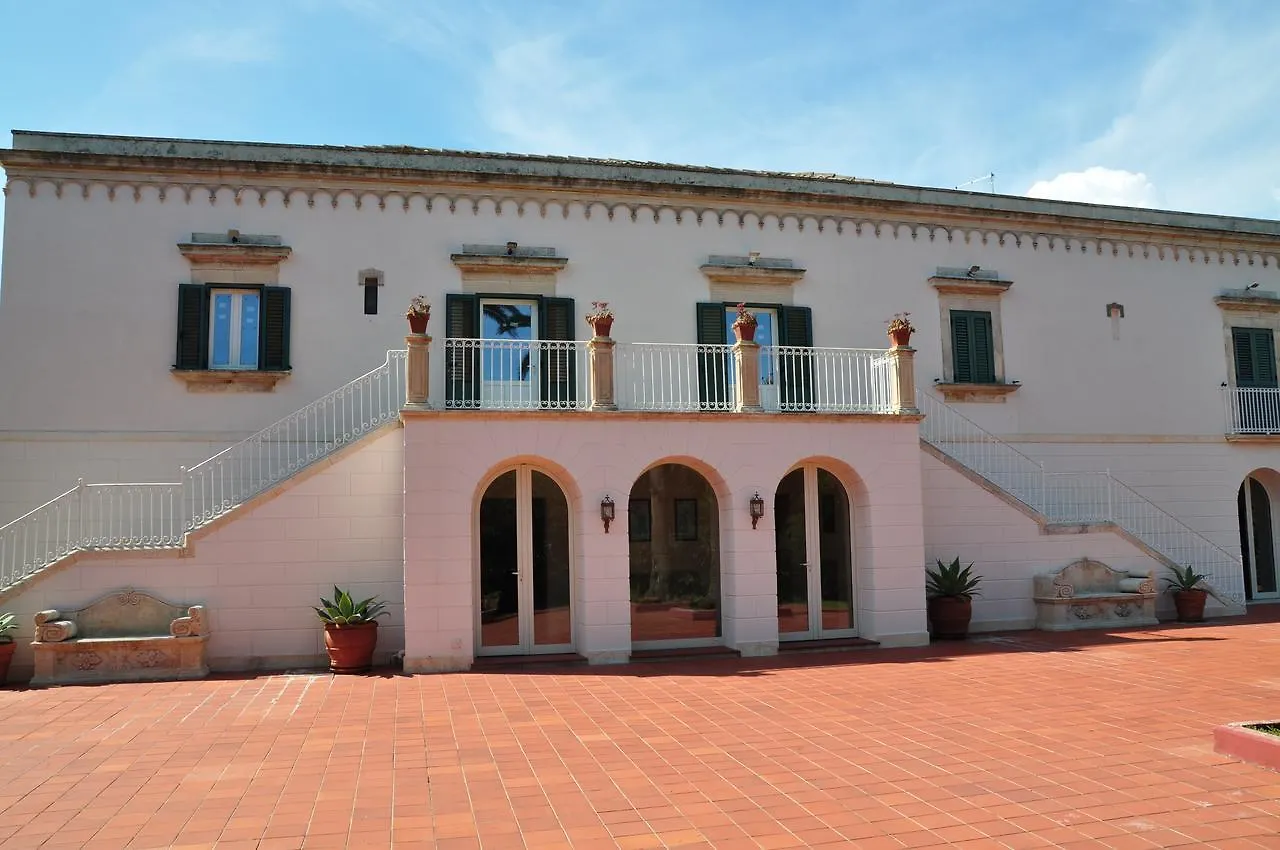 ** Couette-café Isola Charm B&B - A Historic Villa Near Punta Del Pero Beach Syracuse Italie